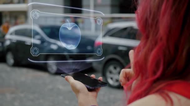 红头发妇女与HUD苹果相互作用 — 图库视频影像