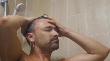 Adam kafasını temizler.