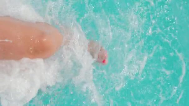 Κάθετη βίντεο με τα πόδια της γυναίκας στην πισίνα — Αρχείο Βίντεο