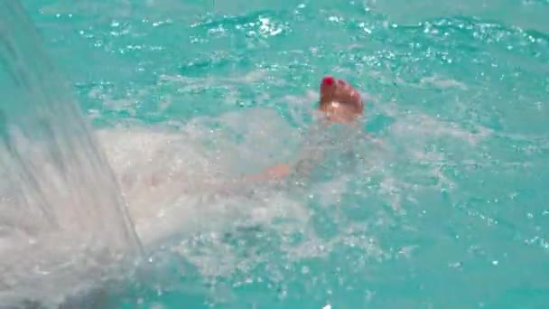 Legs of woman in pool — Stock Video