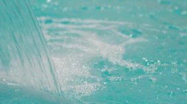 Kabarcıklar yüzme havuzu