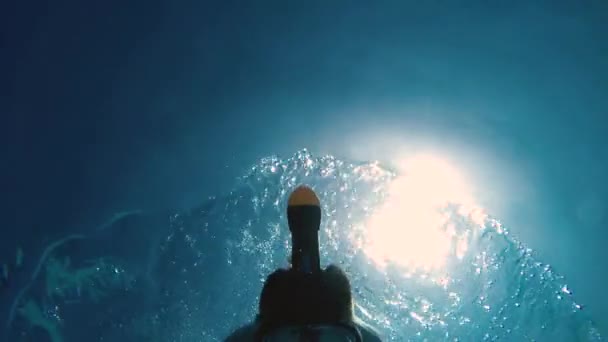 L'homme nage sous l'eau — Video
