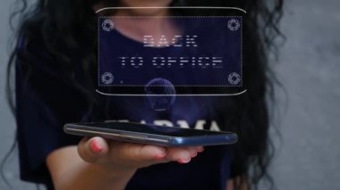 HUD hologramını gösteren kadın ofise geri dönüyor