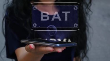 HUD hologram BAT gösteren kadın