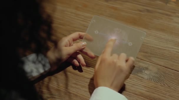 세금 환급이 있는 태블릿을 들고 있는 손 — 비디오