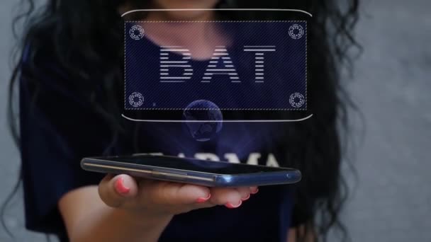 Žena ukazuje HUD hologram BAT — Stock video