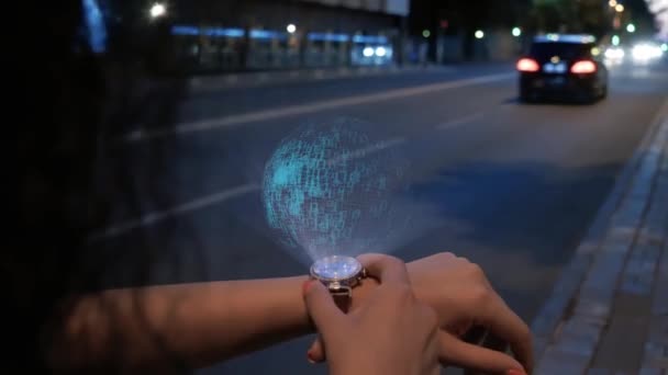 Femme avec hologramme Flux de trésorerie — Video