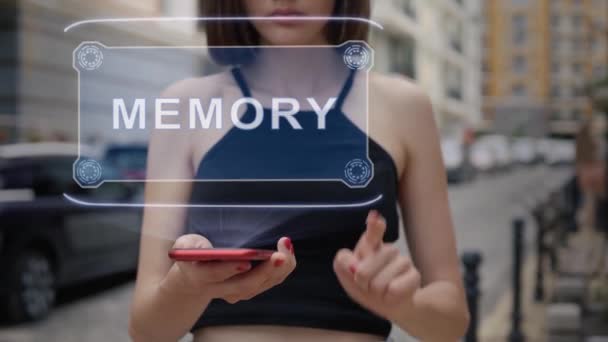 Adulto joven interactúa holograma Memoria — Vídeo de stock