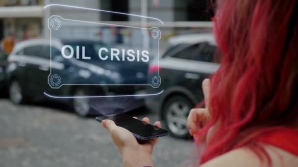 Рыжая женщина взаимодействует с HUD Oil Crisis — стоковое видео