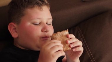 Çocuk dondurma yiyor.