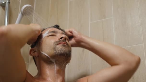 El hombre limpia su cabeza — Vídeos de Stock