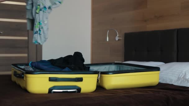 手黄色のスーツケース — ストック動画