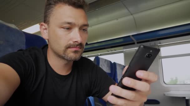 Hombre atractivo en tren — Vídeo de stock