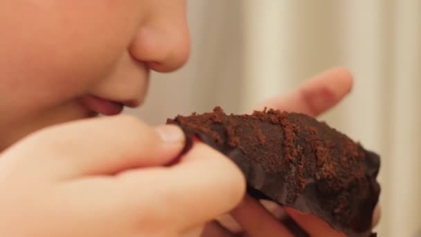男孩吃松饼 — 图库视频影像