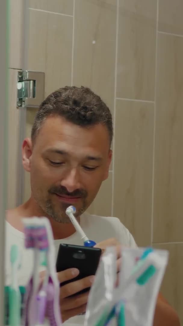 Vidéo verticale de gars brosse les dents — Video