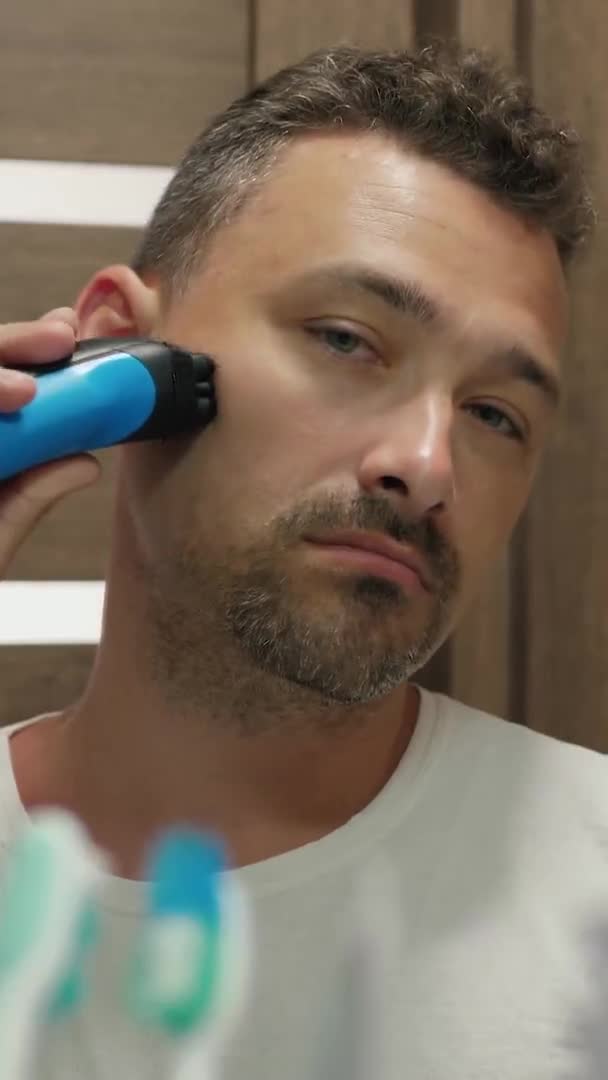 Video verticale di uomo si depila la guancia — Video Stock