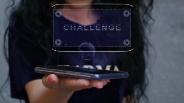 HUD Hologram Yarışması Gösteren Kadın