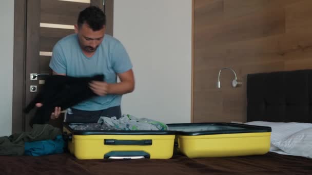 Man yellow suitcase — Stock Video