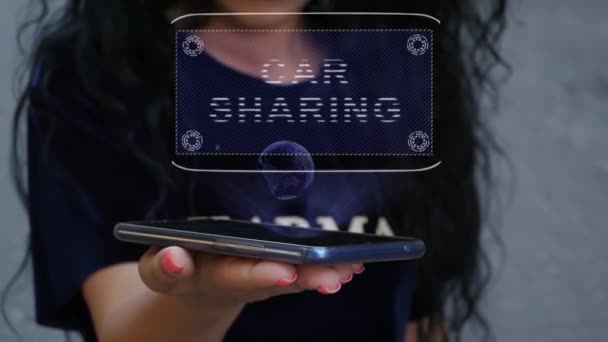 Žena ukazuje HUD hologram auto sdílení — Stock video