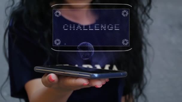 Γυναίκα δείχνει HUD πρόκληση ολόγραμμα — Αρχείο Βίντεο