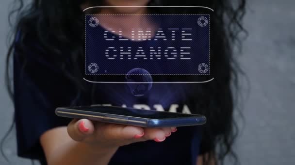Γυναίκα δείχνει HUD ολόγραμμα Κλιματική Αλλαγή — Αρχείο Βίντεο
