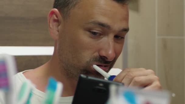 ハンサムな男は歯を磨く — ストック動画