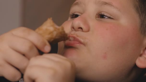 Junge isst Eis — Stockvideo