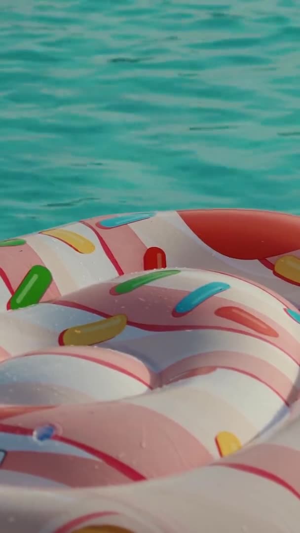 浮动橡胶冰淇淋的垂直视频 — 图库视频影像