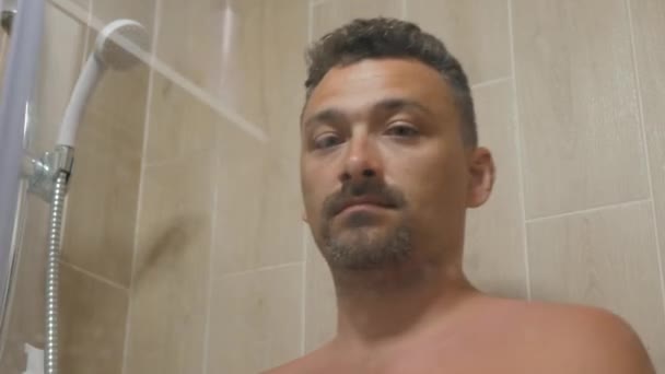 샤워하는 남자 — 비디오