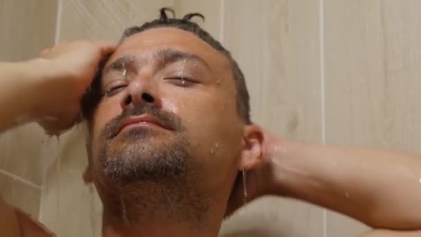 Az ember tisztítja a fejét. — Stock videók