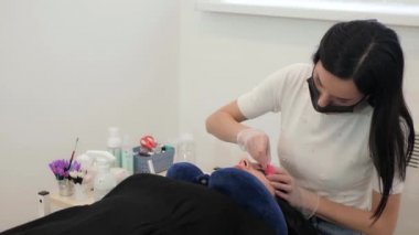 Uzun gür kirpiklerin hacmi
