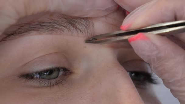 Augenbrauen mit Pinzette zupfen — Stockvideo