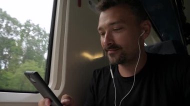 Trendeki çekici adam.