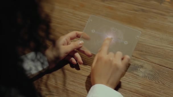 Tangan memegang tablet dengan Spam — Stok Video