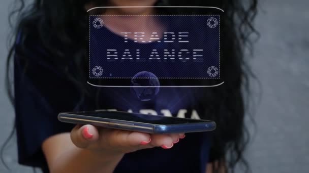 Femme montrant l'hologramme HUD Balance commerciale — Video