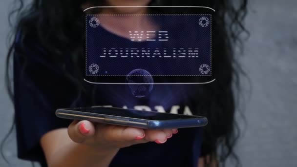 Γυναίκα που δείχνει HUD ολόγραμμα Δημοσιογραφία στο Διαδίκτυο — Αρχείο Βίντεο