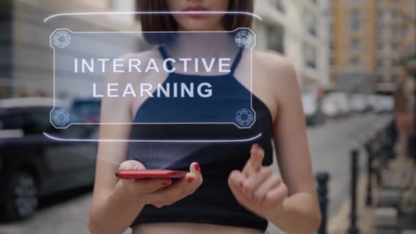 Adulto jovem interage holograma Aprendizagem interativa — Vídeo de Stock