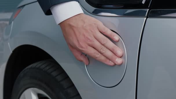 Stekker elektrisch voertuig inbrengen — Stockvideo