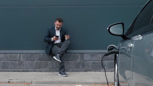 L'homme utilise téléphone attente — Video