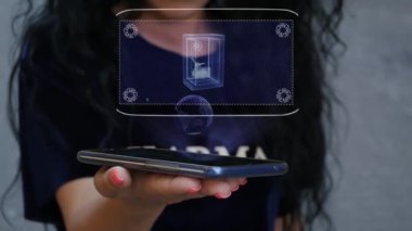 Para ile HUD hologramını gösteren kadın