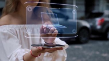 Sarışın, HUD hologramı ultra dizüstü bilgisayarla etkileşime geçiyor