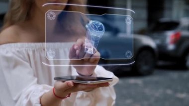 Sarışın, HUD hologram kol saati ile etkileşime girer.