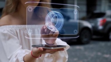 Sarışın, HUD hologram araba tekerleği ile etkileşime girer.