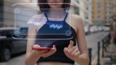 Genç yetişkin, hologram Americam Truck ile etkileşime geçiyor.