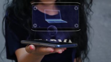 HUD hologram ultra dizüstü bilgisayar gösteren bir kadın