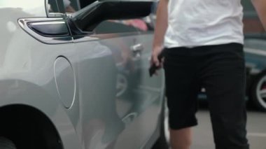 Kabloyu şarj eden adam