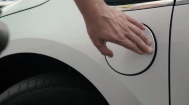 Kabloyu şarj eden adam