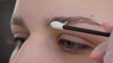 Güzellik uzmanı kaşlarını düzeltiyor.