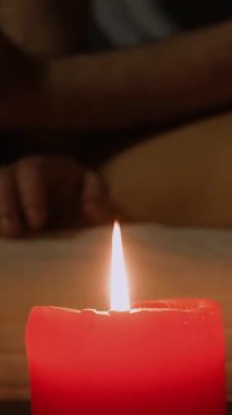 Spa merkezinde mumun dikey videosu
