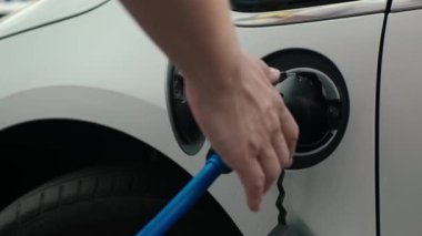 Adam şarj kablosunu çıkardı